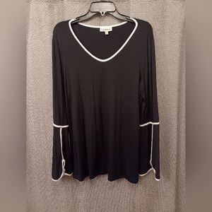 NorthStyle black and white top, size M.